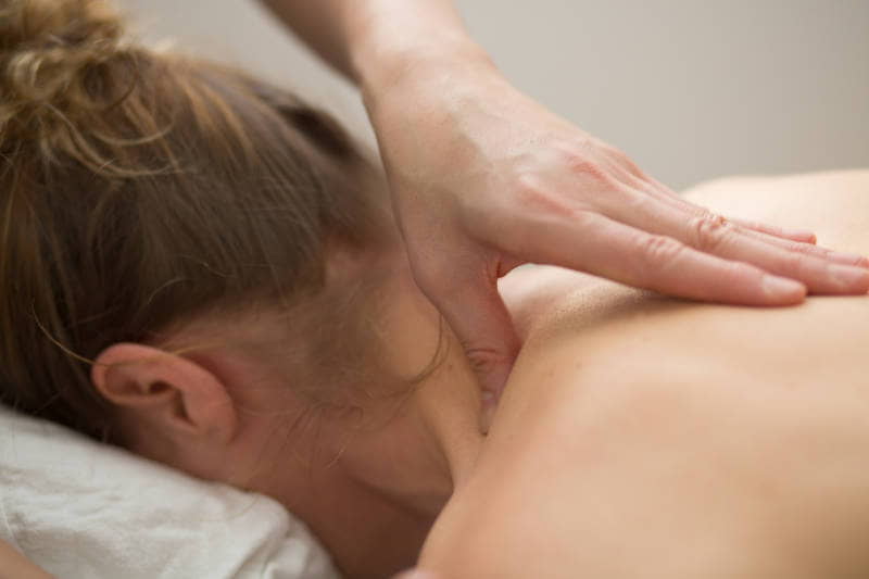 Monica, Tuina Anmo Praktiker bei Schulter Akupressur